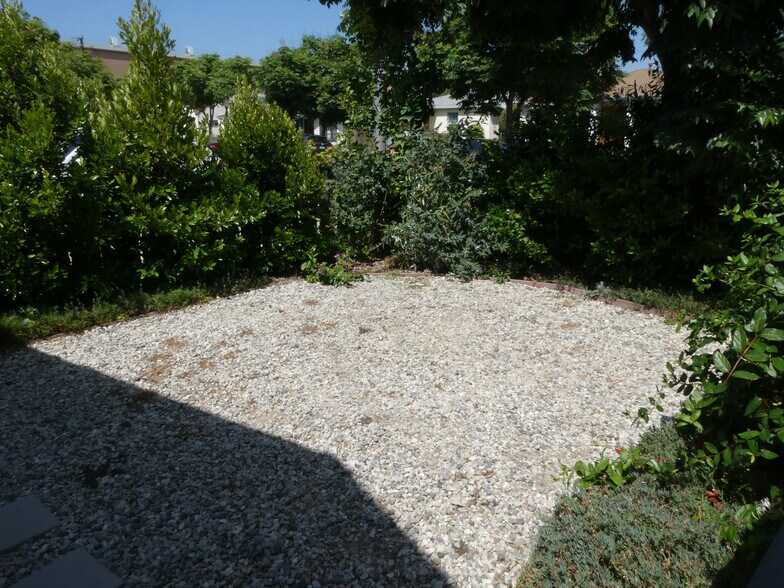 Private front yard - 9042 Carson St