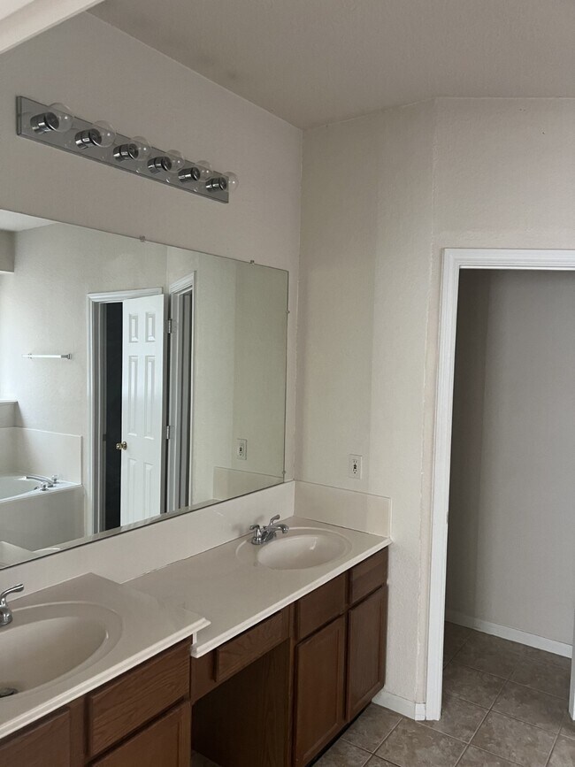 Building Photo - 13433 Hidden Valley Dr