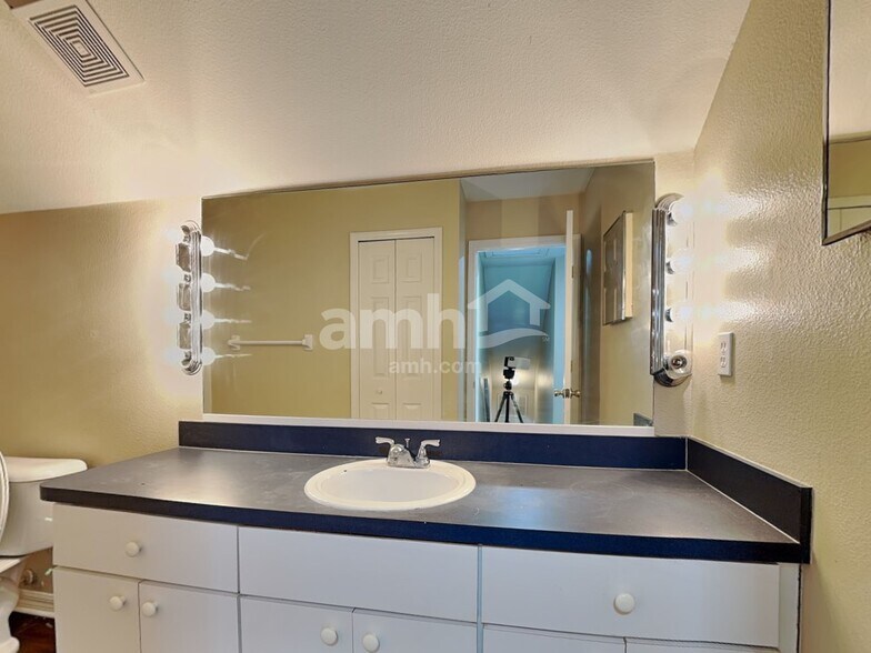 Building Photo - 28721 Seashell Ct