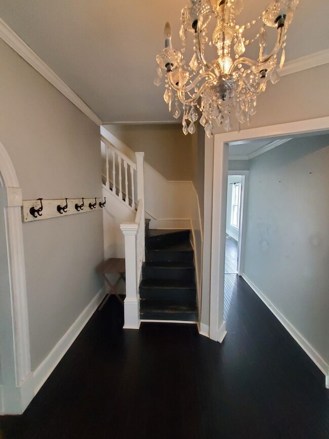 Building Photo - 633 Moulton St E