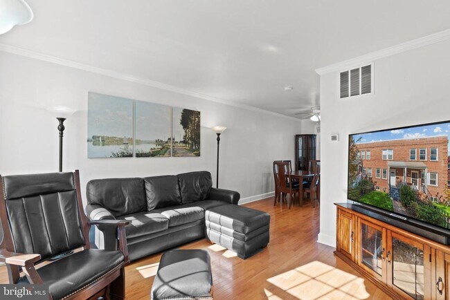 Building Photo - 510 E Nelson Ave