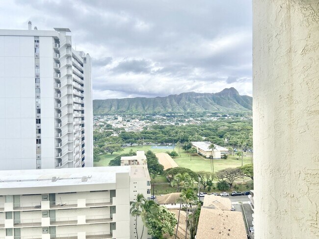 Building Photo - One bedroom one bath in Highly Desirable B...