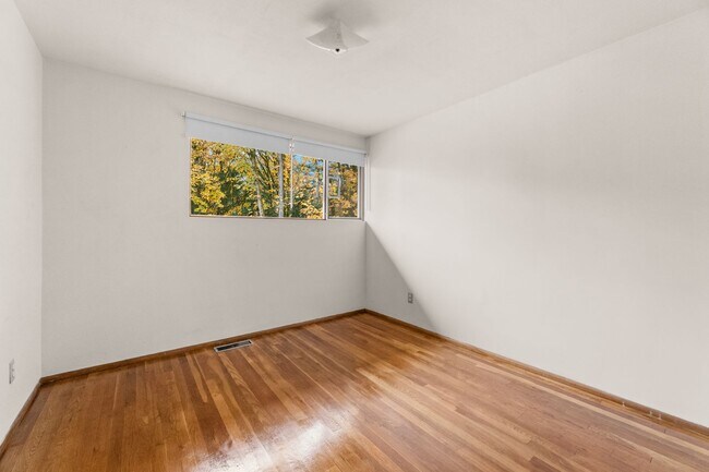 Building Photo - Bellevue Eastgate Mid-Century Modern