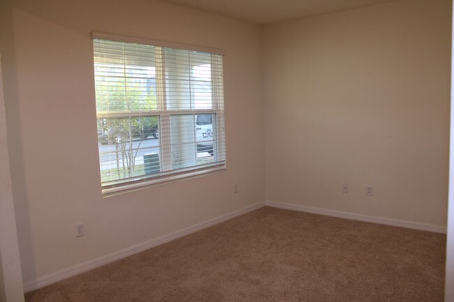 Building Photo - BEAUTIFUL 5 BEDROOM, 3 BATH SINGLE FAMILY ...