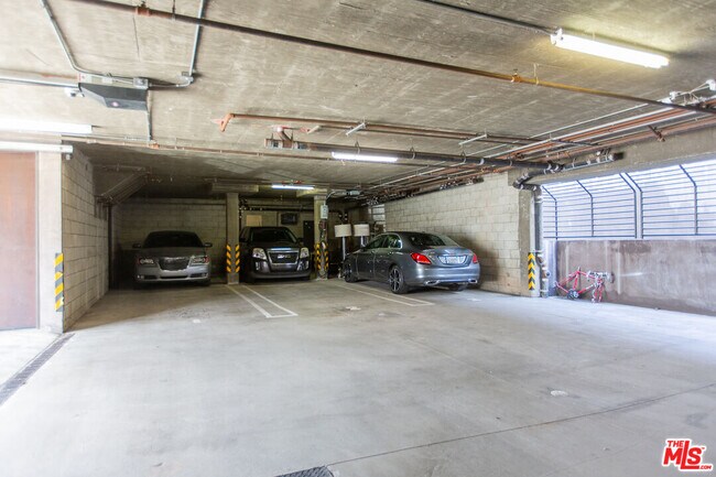 Building Photo - 8639 Whitworth Dr