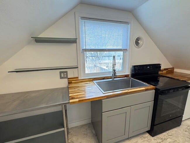 Building Photo - RENOVATED UPSTAIRS 2 BEDROOM HOME- FULL PRIVATE UPPER LEVEL