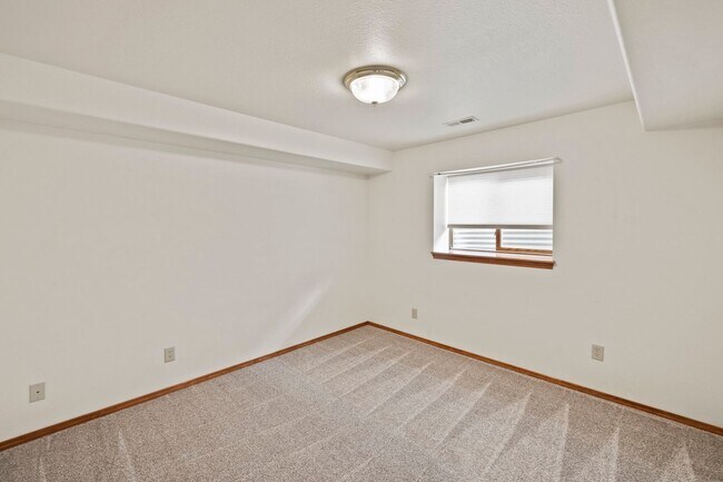 Building Photo - Sundown Rancher with Mountain Views, Walk-...