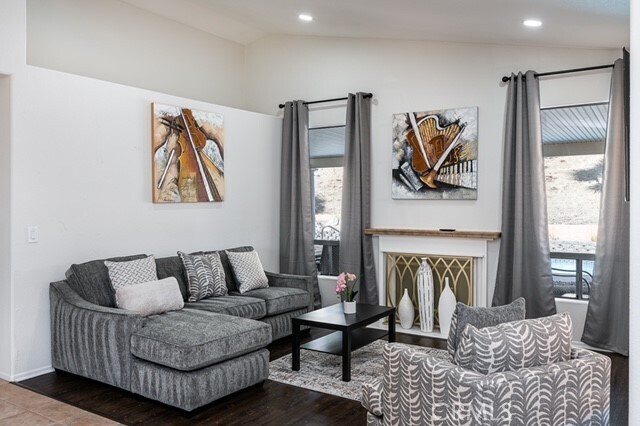 Building Photo - 9574 Vía Real