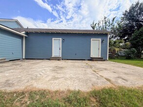 Building Photo - Downtown Living: 1 Bedroom Apartment