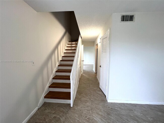Building Photo - 721 SE 1st Way