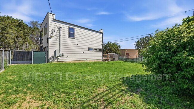 Building Photo - 1198 Green Hill Dr