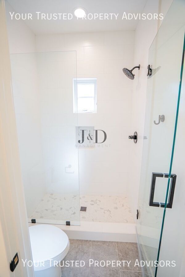 Building Photo - 1371 N Vulcan Ave