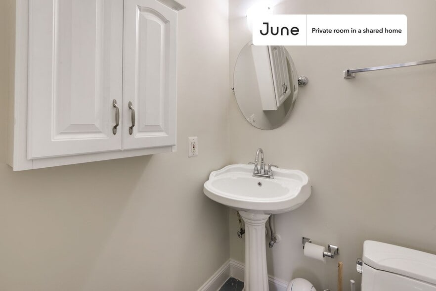 Building Photo - Room in Shared 3 bed/2.5 bath home in Columbia Heights