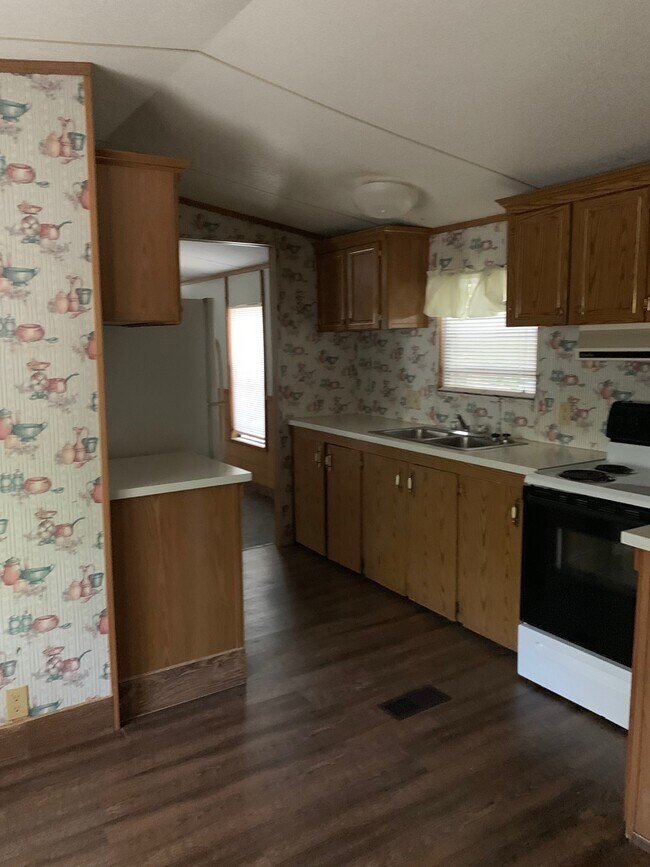 Building Photo - FOR RENT