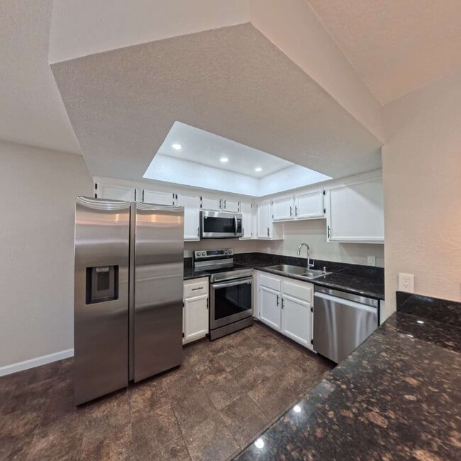 Building Photo - Stunning 2-Bedroom Condo 2nd Floor at The Lakes!