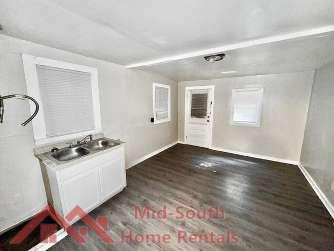 Building Photo - 1536 Brookins St