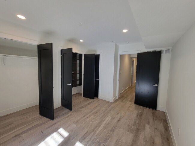 Building Photo - 724 Taylor St NW