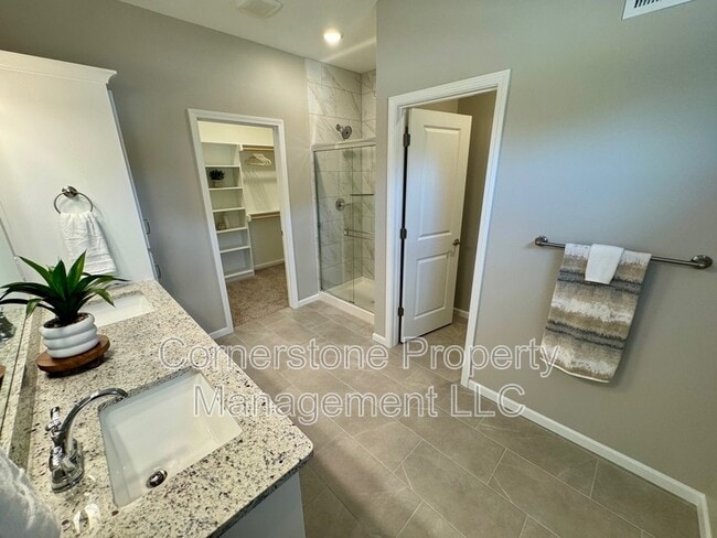 Building Photo - 809 Highland Dr