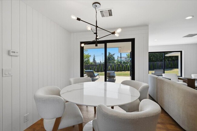 Building Photo - 3Bd/2Ba Bellevue Home
