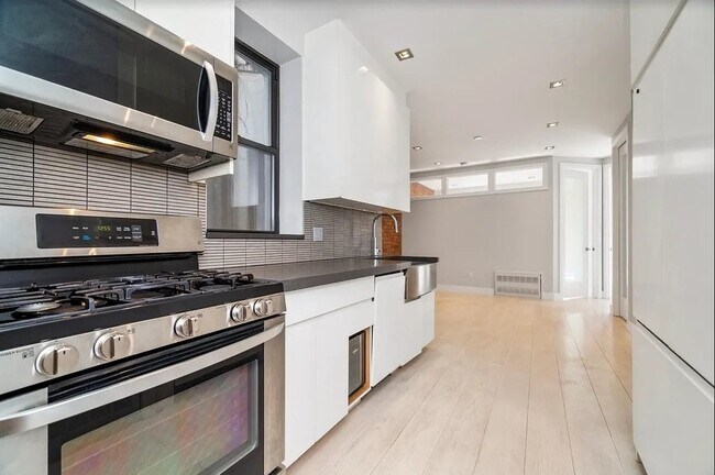 Building Photo - 248 Mott St