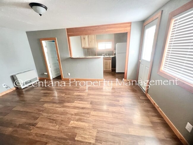 Building Photo - 611 E 6th St