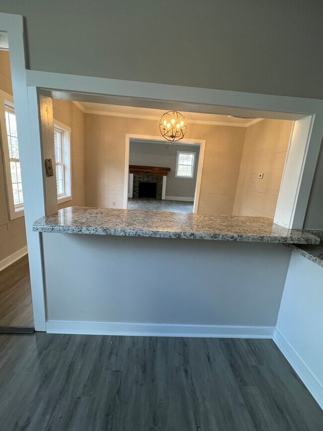 Building Photo - Cute corner lot available for August move-in