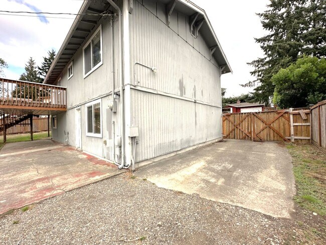 Building Photo - Updated 5 bedroom 2.5 bathroom home in Uni...