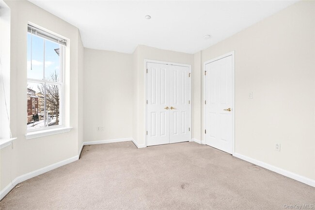 Building Photo - 17 Harbor Pointe Dr