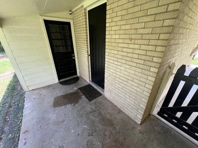 Building Photo - Charming 3BR Rental Featuring Granite Counters & Gas Range