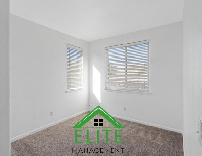 Building Photo - **Spacious 4-Bedroom, 2.5-Bath Home with L...
