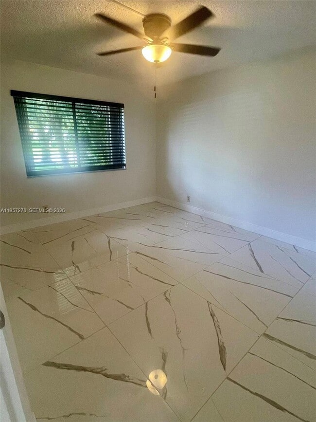 Building Photo - 403 Lakeview Dr