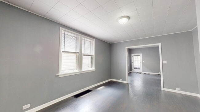 Building Photo - ** AVAILABLE OCTOBER 2025 *** Old Brooklyn...