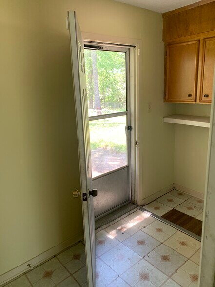 Building Photo - 135 York Dr