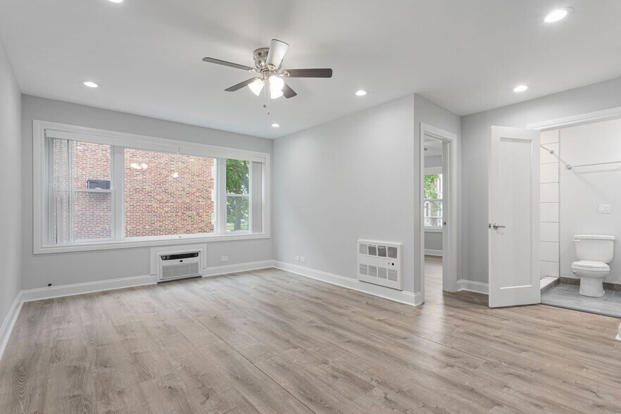 Building Photo - 7639 N Eastlake Ter