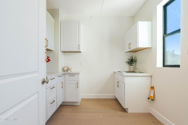 Building Photo - 252 Capri Dr