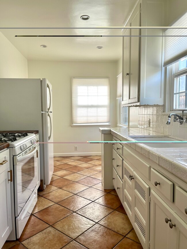 Kitchen - 2938 Rowena Ave