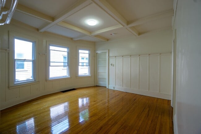 Building Photo - 3 Bedroom Apartment with Great View of Tho...