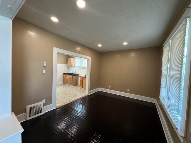 Building Photo - 2981 Montgomery Ave