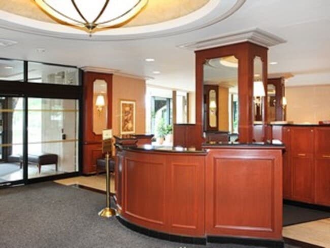 Building Photo - 2000 Linwood Ave