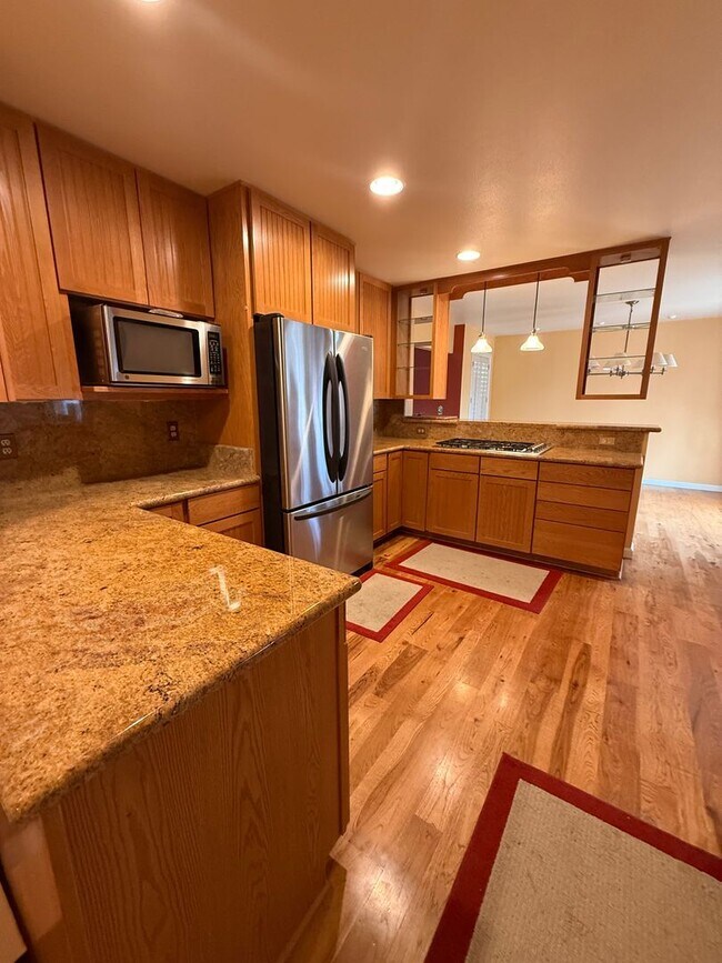 Building Photo - Beautiful expansive home for lease