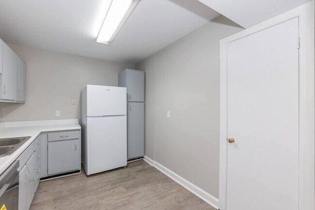 Building Photo - Two Bedroom Home!