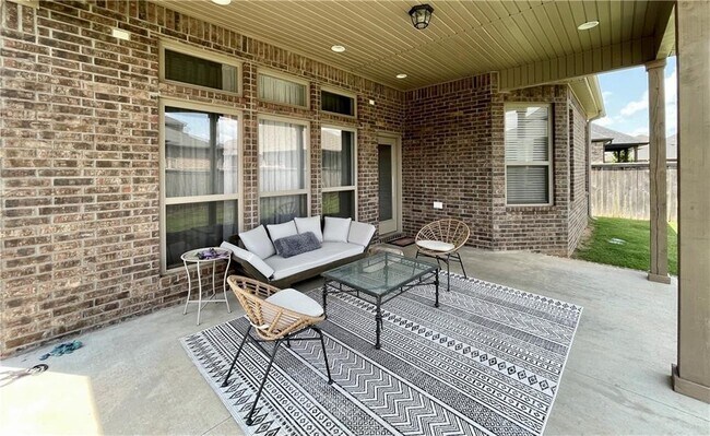 Building Photo - 4703 SW Lilly St