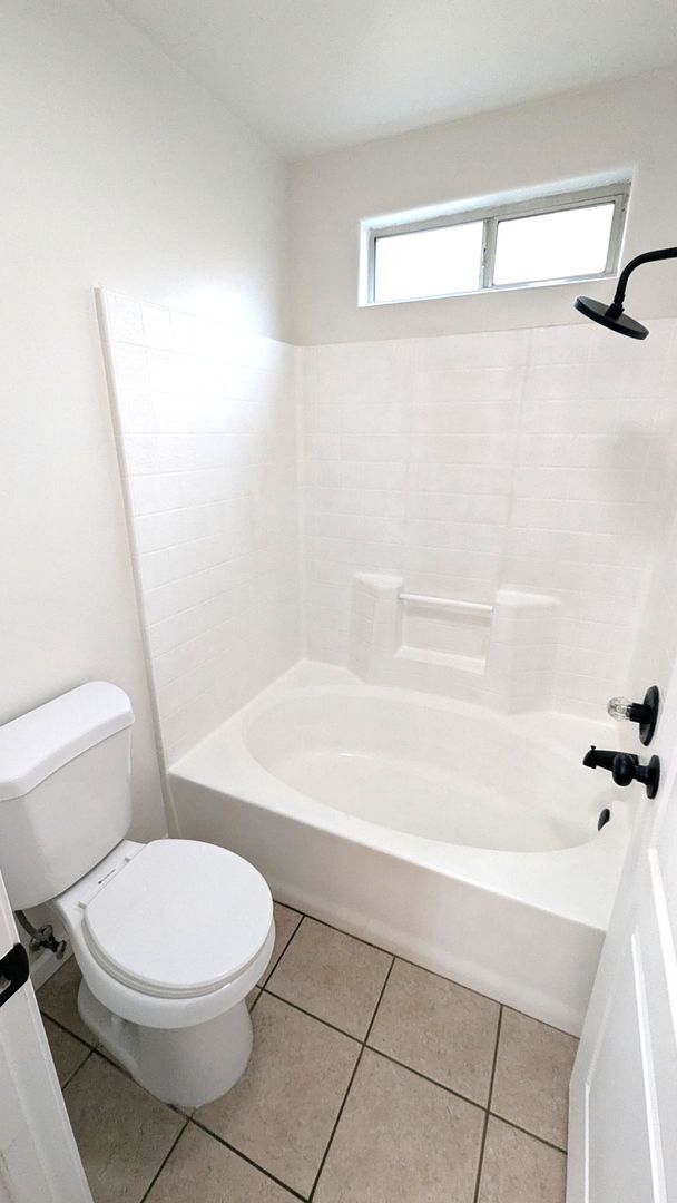 Building Photo - Beautiful 3 bedroom 2 Bath on Large Corner Lot