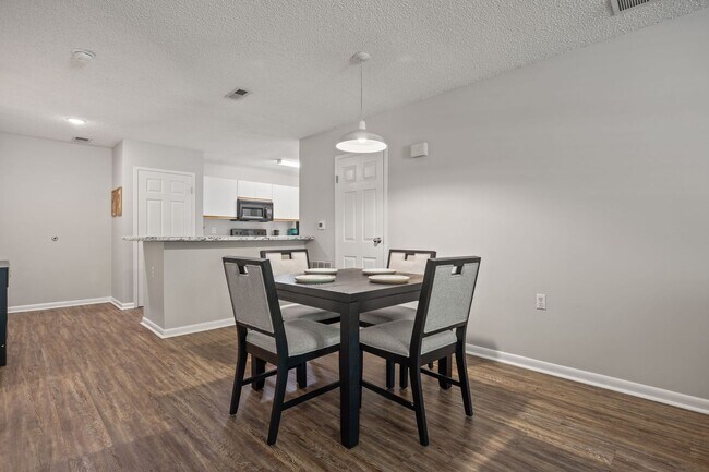 Building Photo - FULLY FURNISHED EXCLUSIVE SHORT AND MIDTERM RENTAL ONLY!