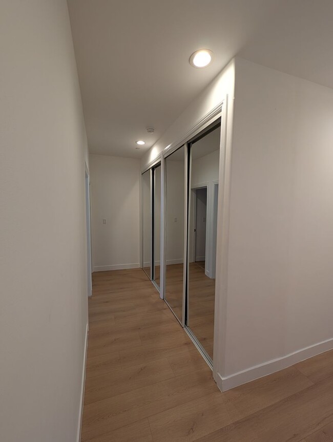 Building Photo - 1109 La Peer Dr