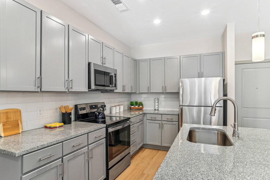 Modern Stainless Steel Appliances - ZZZParkstone at Indian Land