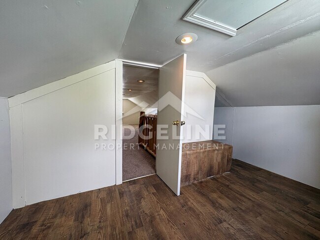 Building Photo - 2 Bed Home on .96 Acres!