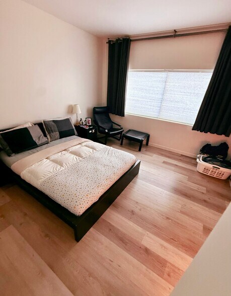 Bedroom - 622 S Barrington Ave