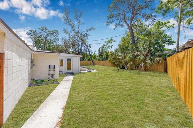 Building Photo - 4925 Camellia Way S