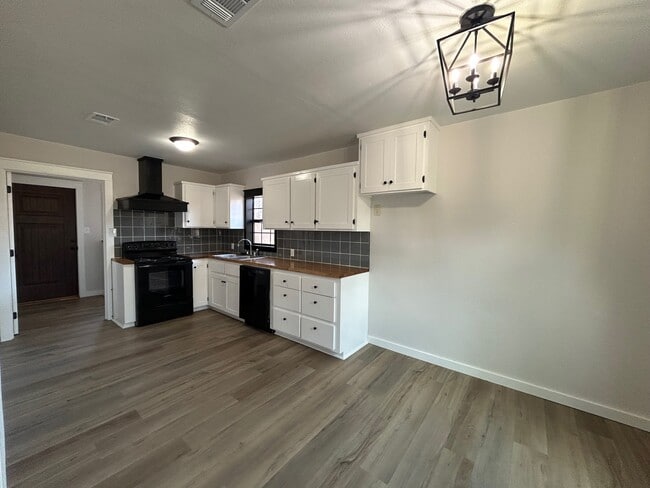 Building Photo - 117 S Main St